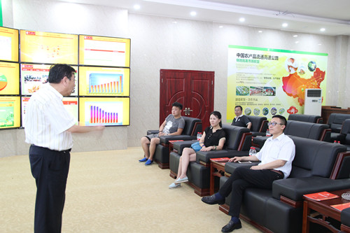 江蘇省四川商會(huì)會(huì)長(zhǎng)周大林一行人來(lái)農(nóng)融網(wǎng)參觀訪問(wèn)