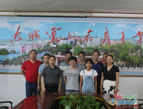 上高縣江蘇商會(huì)高考助學(xué)活動(dòng)走進(jìn)上高二中 圖