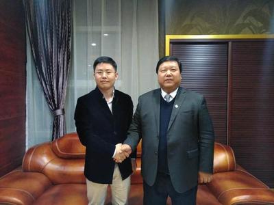 岳霖女士品鑒紅酒與青稞酒 財(cái)經(jīng)視角下的消費(fèi)新趨勢(shì)